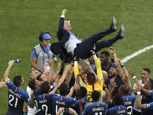 HLV Didier Deschamps được ca ngợi như người hùng