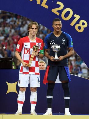 Modric và Kylian Mbappe trên bục nhận giải