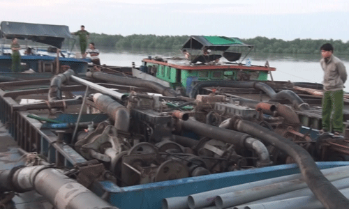 Lực lượng chức năng tiến hành kiểm tra, lập biên bản và tạm giữ 2 phương tiện khai thác cát  trái phép. 	Ảnh: ĐOÀN PHÁT