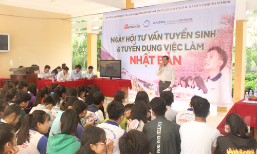 Phó Chủ tịch UBND huyện Tân Phước Trần Văn Nhân phát biểu tại ngày hội.