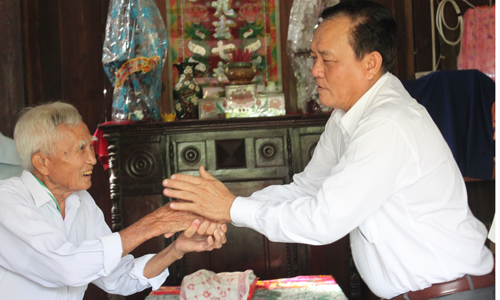 Đồng chí Lê Văn Nghĩa thăm hỏi ông Lê Văn Hai, xã Đồng Sơn, Gò Công Tây