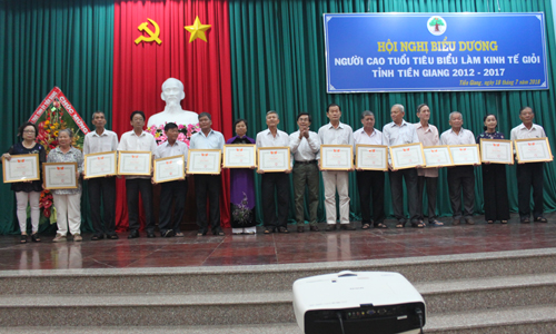 Trao Bằng khen của UBMTTQ tỉnh cho NCT tiêu biểu