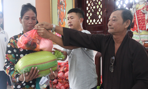 Trao quà cho người khó khăn 