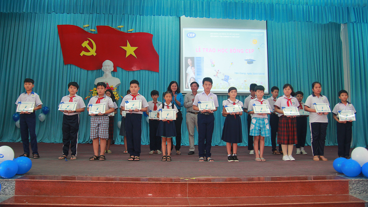 Đại biểu trao học bổng cho các em học sinh có hoàn cảnh khó khăn.