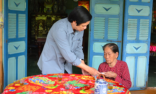 Bí thư Tỉnh ủy Nguyễn Văn Danh tặng quà Mẹ VNAH Nguyễn Thị Đảo