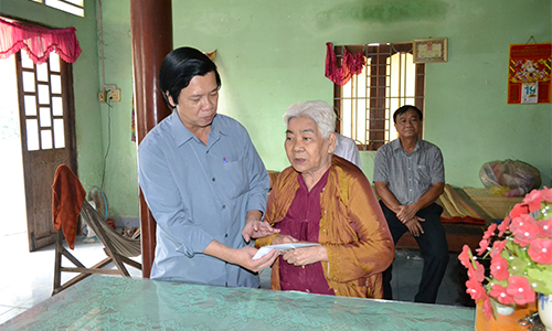 Bí thư Tỉnh ủy Nguyễn Văn Danh thăm hỏi sức khỏe Mẹ liệt sĩ Võ Thị Ba