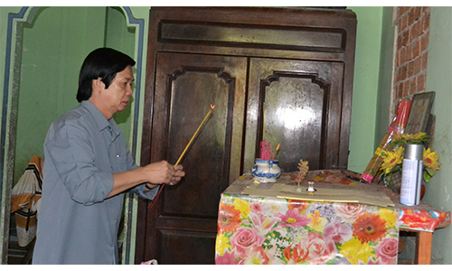 Bí thư Tỉnh ủy Nguyễn Văn Danh thấp hương tại nhà thân nhân liệt sĩ