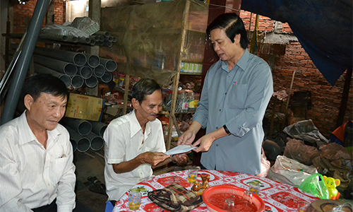 Bí thư Tỉnh ủy Nguyễn Văn Danh tặng quà thương binh Phạm Công Minh