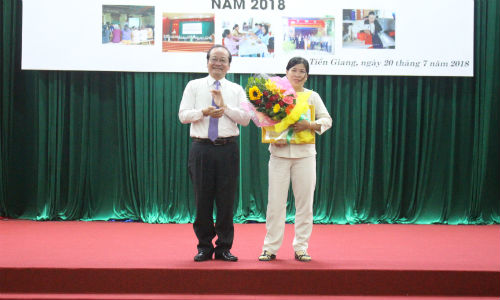 Phó Chủ tịch UBND tỉnh Trần Thanh Đức trao học bổng cho học sinh.