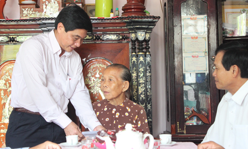 Đồng chí Nguyễn Văn Nhã thăm hỏi gia đình bà Đoàn Thị Dễ