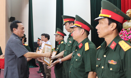 Đồng chí Lê Văn Nghĩa trao Bằng khen cho các tập thể