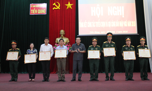 Đồng chí Lê Văn Nghĩa trao Bằng khen cho các tập thể