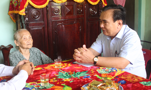 Phó Bí thư Thường trực Tỉnh ủy Võ Văn Bìnhthăm hỏi sức khỏe bà Nguyễn Thị Tư (vợ liệt sĩ), ngụ ấp Hòa. 