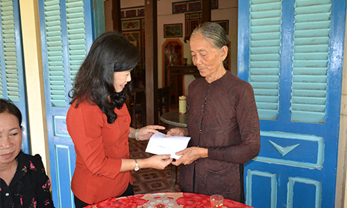 Đồng chí Châu Thị Mỹ Phương tặng quà vợ liệt sĩ Lương Thị Năm, ấp Nhựt Tân, xã Tân Bình Thạnh