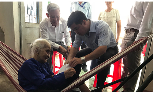 Đồng chí Nguyễn Thanh Hải thăm hỏi sức khỏe và tặng quà gia đình chính sách tại huyện Tân Phước