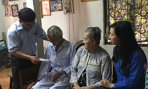Đồng chí Nguyễn Thanh Hải thăm hỏi sức khỏe và tặng quà gia đình chính sách tại huyện Tân Phước