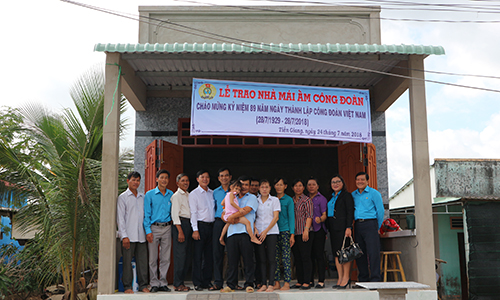 LĐLĐ tỉnh bàn giao Mái ấm Công đoàn cho gia đình chị Lan