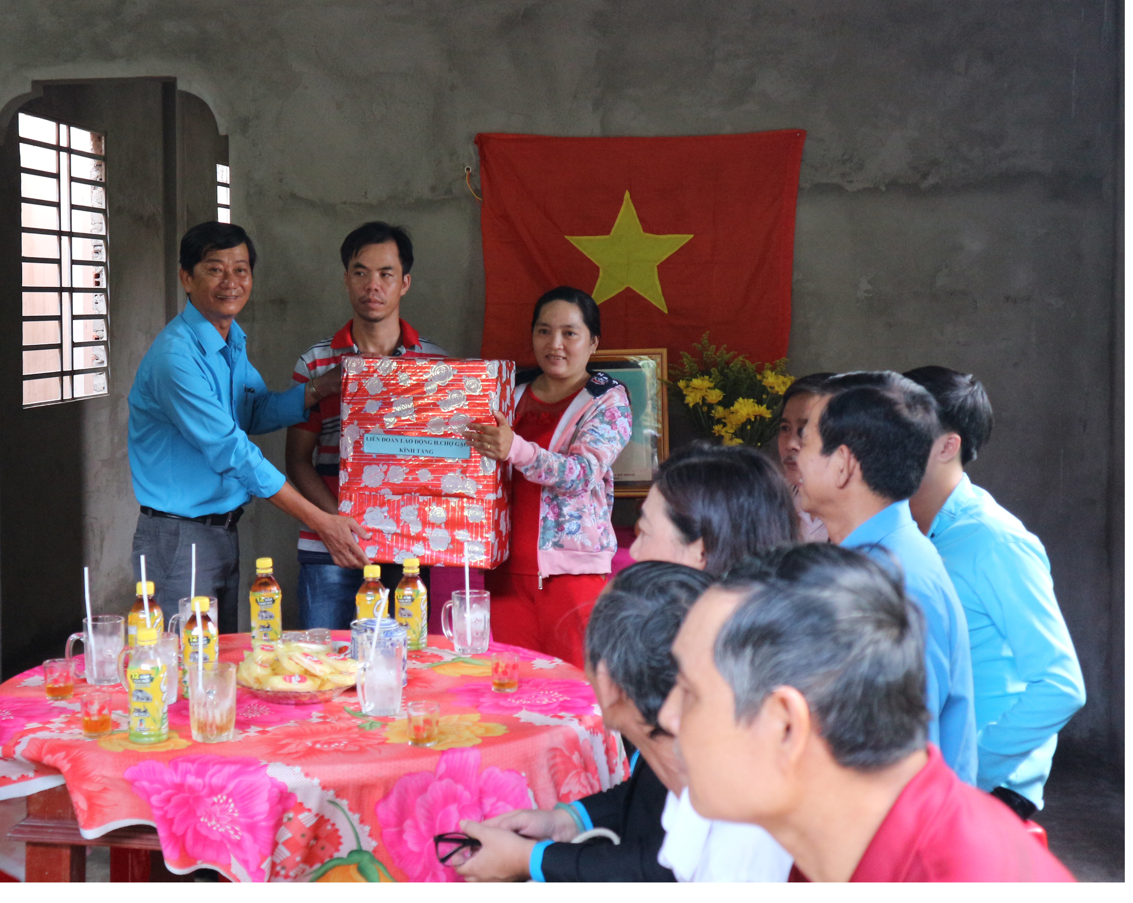 Gia đình chị Phương nhận quà tặng từ LĐLĐ huyện Chợ Gạo