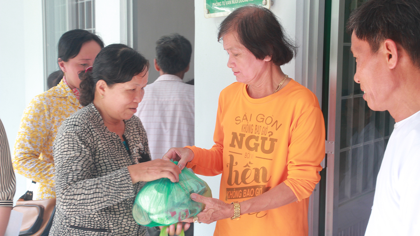 Chương trình đã khám bệnh, phát thuốc miễn phí và tặng quà cho 150 người dân có hoàn cảnh khó khăn của xã Mỹ Thành Bắc (huyện Cai Lậy, tỉnh Tiền Giang).