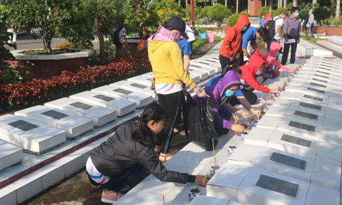 Vệ sinh các phần mộ trong Nghĩa trang Liệt sĩ tỉnh.