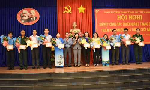 Trao 18 Kỷ niệm chương 
