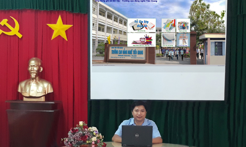 Anh Giang đang thao tác trên ứng dụng công nghệ thông tin do mình sáng kiến. 