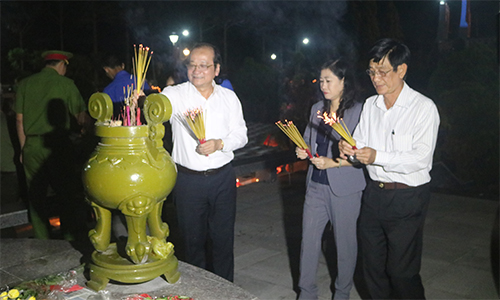 Lãnh đạo tỉnh thắp hương tưởng niệm các liệt sĩ vô danh.