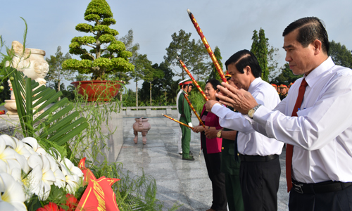 Lãnh đạo tỉnh thắp hương tại nghĩa trang liệt sĩ tỉnh