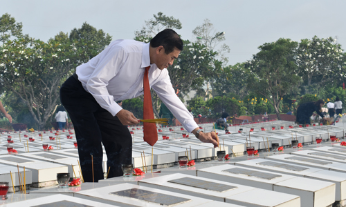Đồng chí Lê Văn Hưởng thắp hương từng mộ liệt sĩ