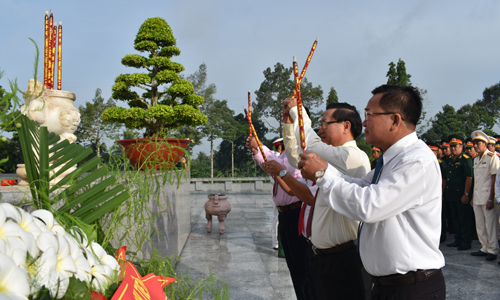 Lãnh đạo TP. Mỹ Tho thắp hương tại nghĩa trang liệt sĩ tỉnh