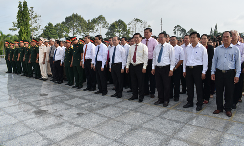 Đoàn dành 1 phút mặc niệm tưởng nhớ công ơn các anh hùng liệt sĩ
