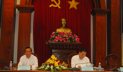 Lãnh đạo chủ trì hội nghị.