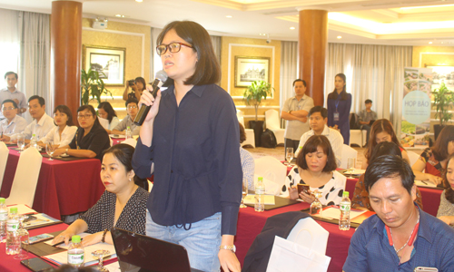 Phóng viên đặt câu hỏi tại buổi họp báo.