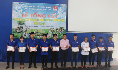 Ban tổ chức trao giấy khen cho các đội hình đạt thành tích xuất sắc trong chiến dịch