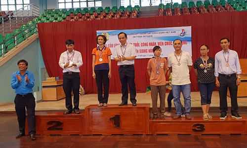 Ban tổ chức trao giải cho các đội thi
