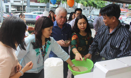 Người dân tham quan máy tạo ra “gạo tươi” của Tigifood .                                                                                                                    Ảnh: Minh Thành