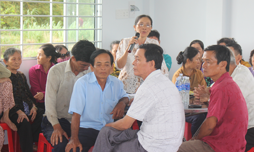 Nhiều người dân ấp 7 đến tham dự buổi tiếp xúc cử tri.