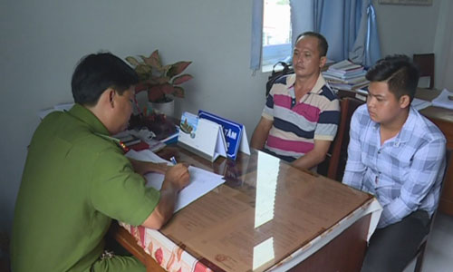 Điều tra viên làm việc với đối tượng liên quan trong vụ án mạng ở Trường Trung học cơ sở An Thái Trung, huyện Cái Bè.        	                                                                                                                                                                                  Ảnh: T. VIỆT 