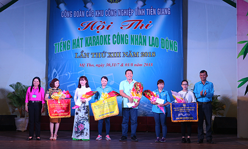 Ban tổ chức trao giải cho các đội giành thứ hạng cao