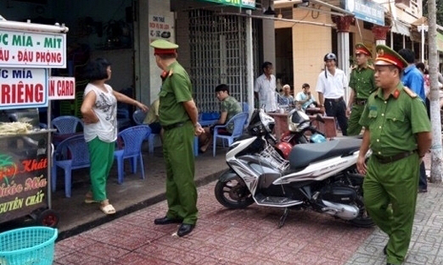 Lực lượng chức năng thực hiện công tác giải tỏa hành lang ATGT đô thị trên địa bàn thành phố.