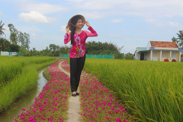 Nhiều người tìm đến con đường hoa mười giờ để chụp ảnh lưu niệm.