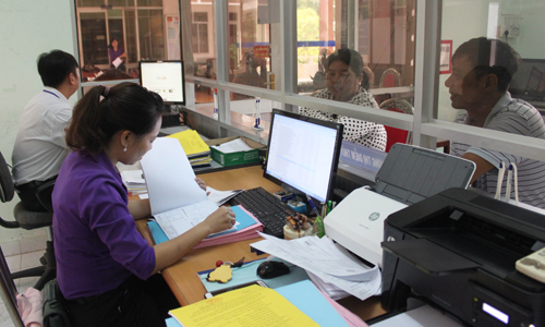 Cán bộ tại Bộ phận một cửa của UBND TX. Cai  Lậy hướng dẫn tận tình cho người dân khi đến làm thủ tục hành chính.