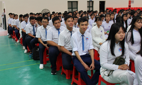 Học sinh Trường THPT Nguyễn Đình Chiểu tươm tất áo quần đầu năm học mới. 