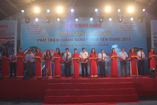 Lãnh đạo tỉnh cắt băng khai mạc Triển lãm Thành tựu phát triển doanh nghiệp tỉnh Tiền Giang năm 2018.