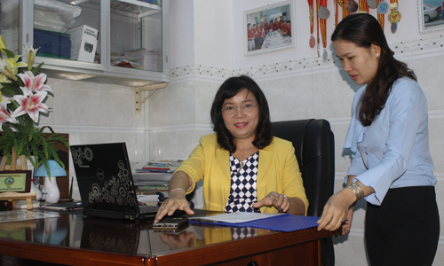 Chị Nguyễn Thị Thúy Diễm (người ngồi).