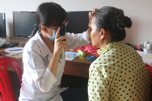Chiến sĩ tình nguyện là đoàn viên của Sở Y tế khám bệnh miễn phí cho người dân xã Kim Sơn (huyện Châu Thành).