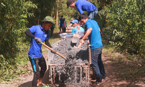 Dù trời nắng gắt nhưng các sinh viên tình nguyện Trường Đại học Tây Đô vẫn rất hăng hái tham gia sửa chữa tuyến đường liên ấp ở xã Phú Cường (huyện Cai Lậy).