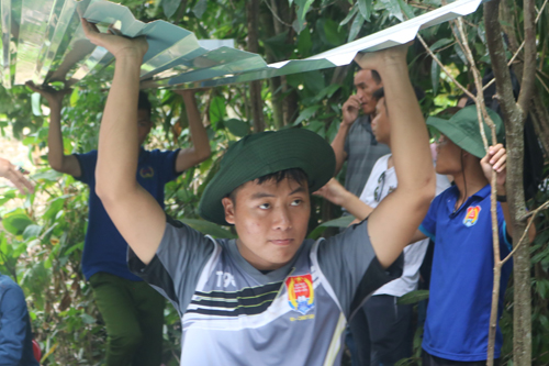 Sinh viên tình nguyện Trường Đại học Cảnh sát nhân dân hỗ trợ xây dựng nhà ở cho người dân ở xã Hiệp Đức (huyện Cai Lậy).