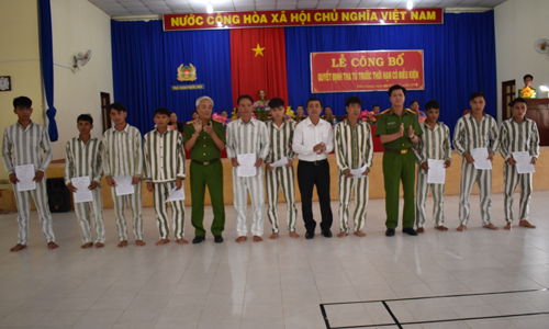 Trao quyết định tha tù trước thời hạn có điều kiện cho các phạm nhân