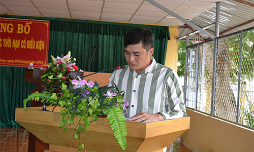 Phạm nhân được tha tù trước thời hạn có điều kiện phát biểu tại buổi lễ 